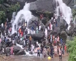 জাফলং মায়াবী ঝর্ণার মায়ায় মাতোয়ারা পর্যটকরা